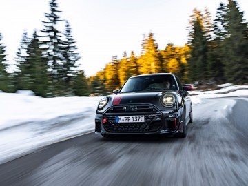 Mini John Cooper Works - Na lodzie i śniegu